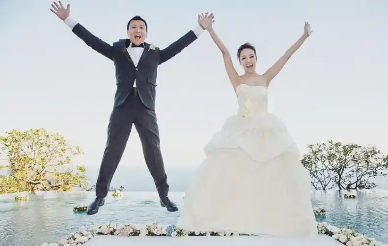 44岁侯佩岑庆祝结婚12周年,晒全家福甜蜜示爱老公:谢谢你娶我