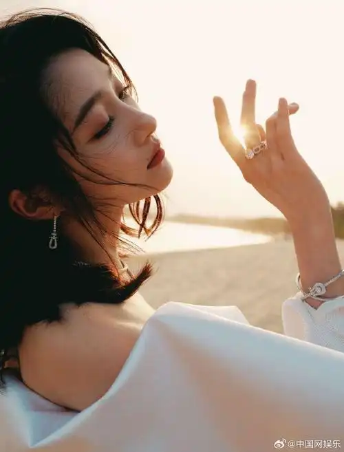 关晓彤三亚晚宴出图