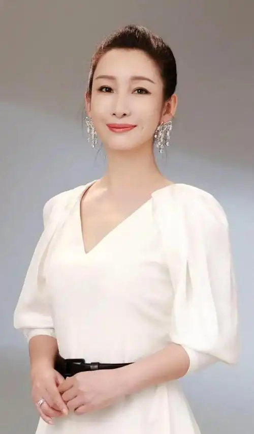 秦海璐脸肿到认不出!拖地裤配无袖风衣毫无美感,穿出1米5既视感