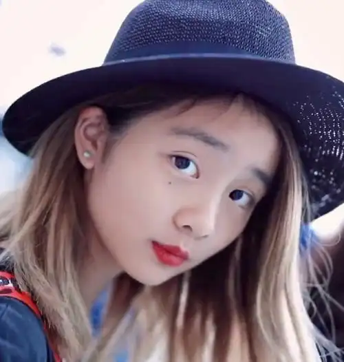 黄多多再上热搜,短发低领照被批"太早熟",黄磊育儿有利有弊