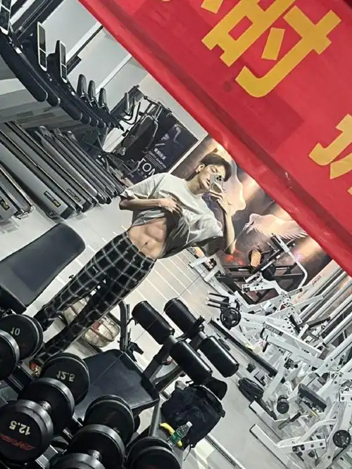 感谢朋友们的支持机崽来帮小师叔@biiiii毕雯珺发两张腹肌照小师叔