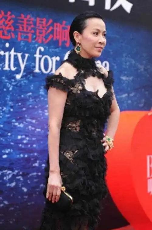 刘嘉玲难得大翻车,穿小1号蕾丝连衣裙虽没勒出副乳,但看着尴尬|礼服