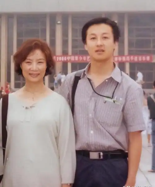 老戏骨吕中:丈夫病逝8年多,儿媳妇何琳让她在悲痛中坚强