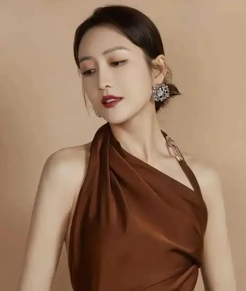 王鸥综艺近照被曝光,脸部明显浮肿有双下巴,去年曾被传未婚生子