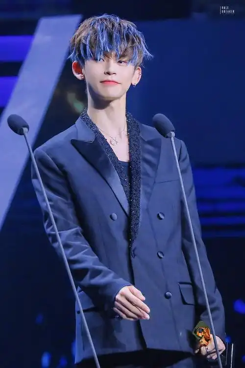 调色盘王琳凯-那些年小鬼染过的各种各样颜色的头发 已经集齐彩虹色