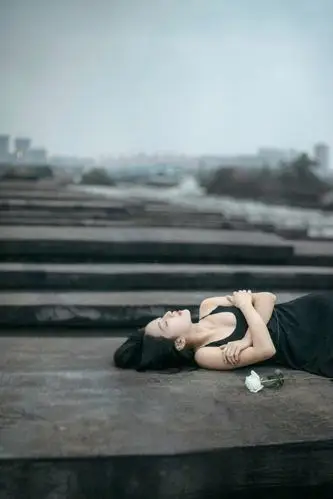 《没你同行的日子》伤感人物素材