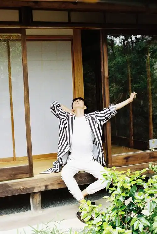 王俊凯十九岁的时差 伸个懒腰,身穿小短裤,光着小脚丫