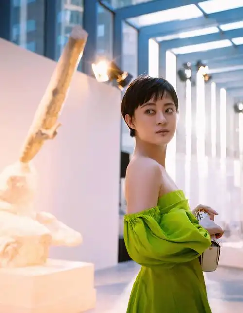 孙俪身穿荧光绿抹胸礼服亮相展露香肩秀性感美背