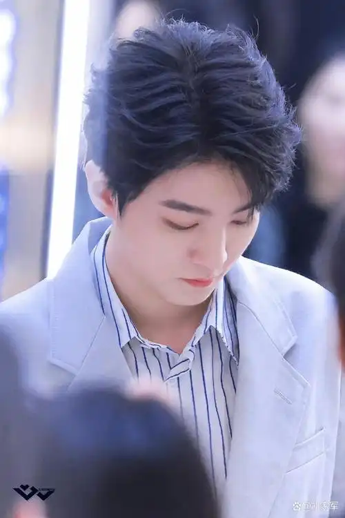 三七偏分的发型,略微厚重的眉毛,还有愈加宽厚的肩膀,都带来成熟男人