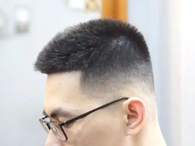 barber男士渐变圆头修剪视频