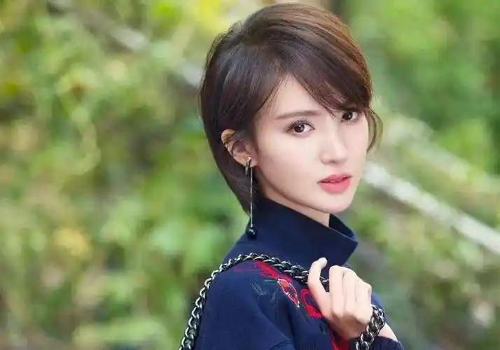 校花上位史:成龙力捧,甩了邓伦,让黄晓明沦陷,这个姐姐不简单_金晨