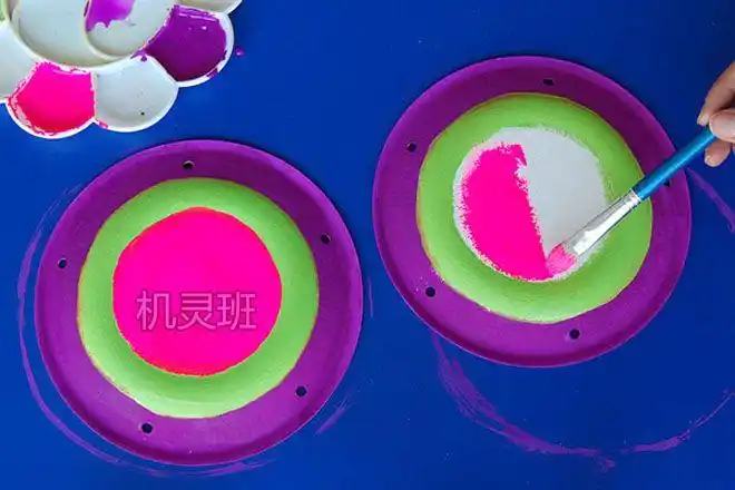 幼儿园自制能发声的乐器:纸盘手工制作铃鼓玩具(步骤图解)2