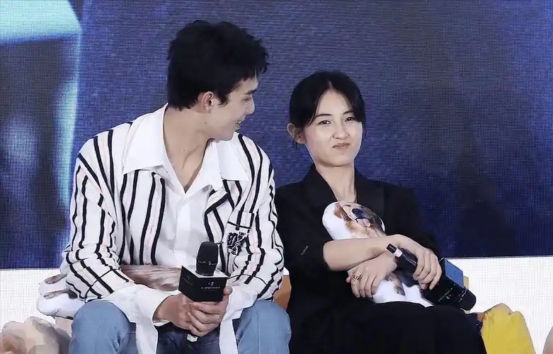 张子枫多穿裙子吧淑女的风格干净清纯和吴磊同框很是养眼