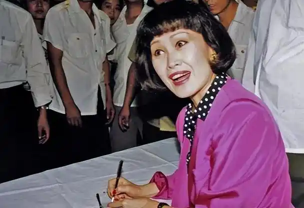 她是李佳琦的大前辈新中国的口红一姐嫁大14岁富豪被出轨离婚