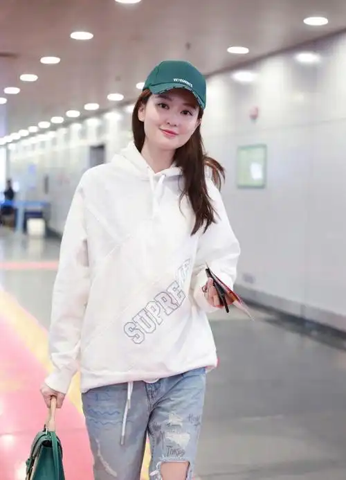 图一是乔欣机场亮相,戴帽子的样子,真可爱!_高清图集_新浪网