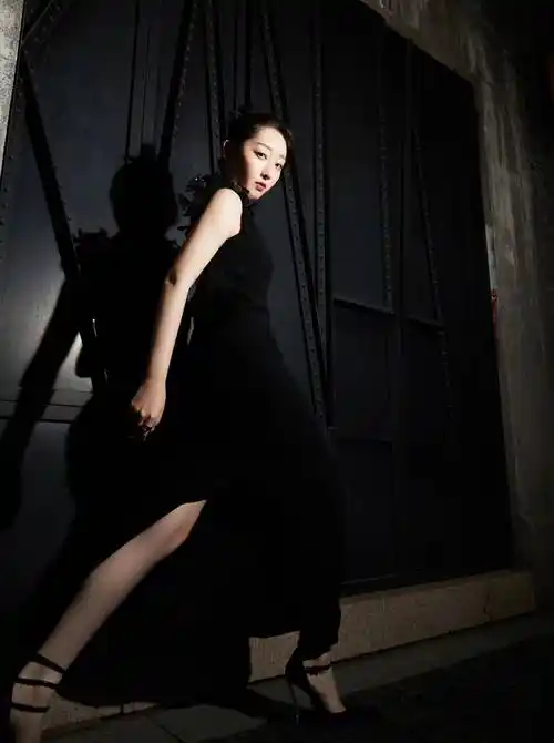 蒋梦婕暗黑风格电影大片,身着黑色露肩露背长裙,轻盈柔美迷人_时尚