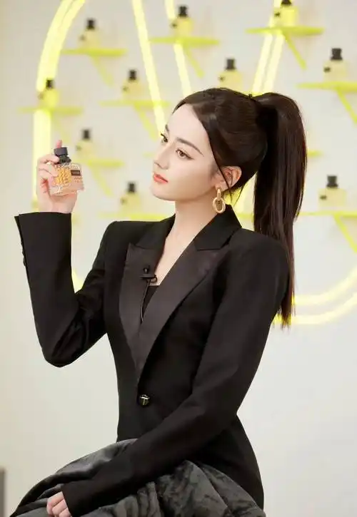 迪丽热巴活动新造型,黑色西装搭高马尾,气场全开御姐范十足!