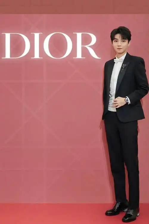 王俊凯超话#王俊凯##王俊凯合照站成人形立牌#来看王俊凯全身照小合集