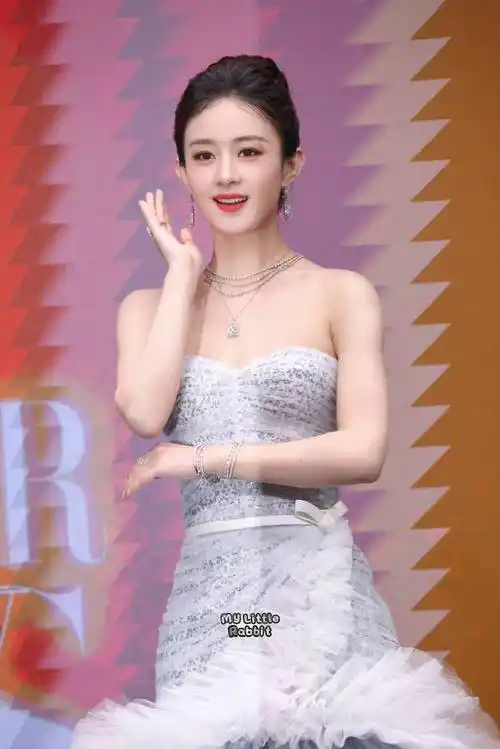 时尚芭莎红毯##赵丽颖露背##赵丽颖星点莹白缀薄纱裙