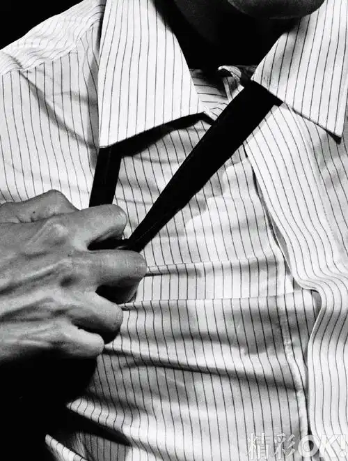 米卡扯领带好欲##米卡聚光灯下纪实封面大片