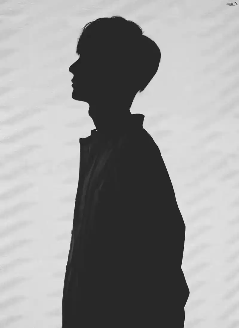 王一博 连影子都是非常好看的人, 也是一眼就能认出来的人. - 抖音