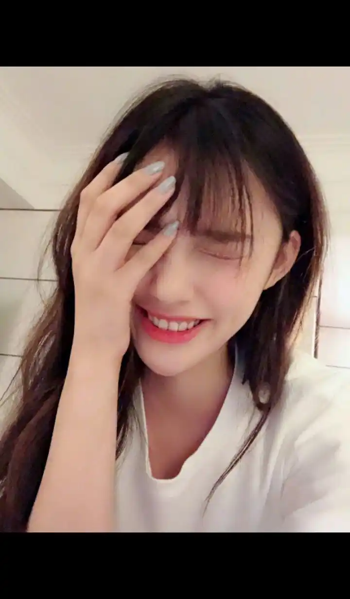 最近林允发布一组空气刘海的照片,太美了