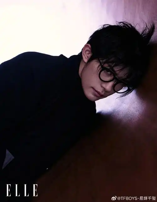 易烊千玺《elle》3月刊封面释出,不愧是硬照天才_腾讯新闻