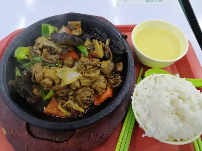 2021成都大学学生第一食堂美食餐厅,.的人还算是挺多的啊,真的.