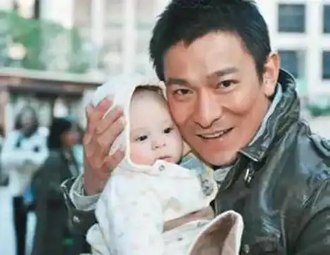 模范爸爸刘德华为女儿配4个保镖3个保姆房本全写女儿名字