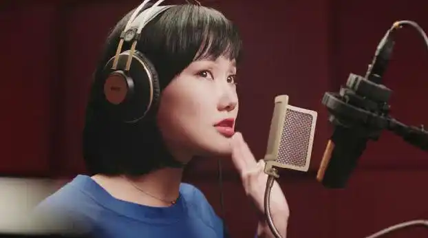 2017年,出道三年的黄龄在常石磊等制作人的帮助下,发行了专辑《痒》.