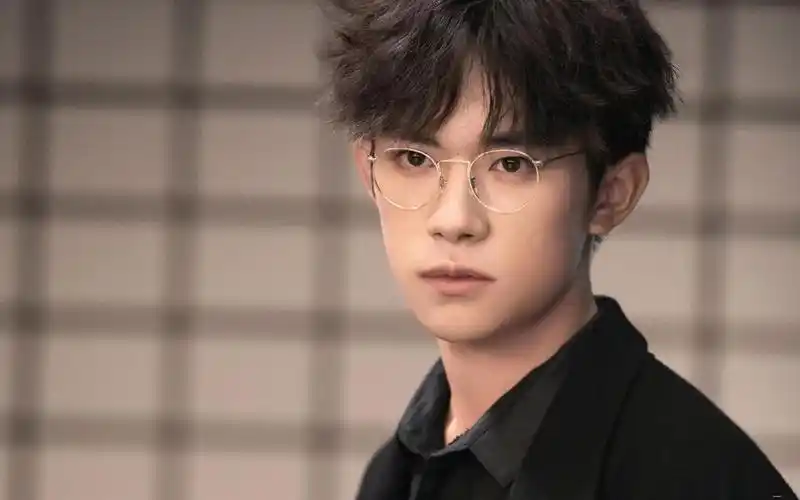 易烊千玺儒雅写真,高清壁纸图片,大陆明星-回车桌面