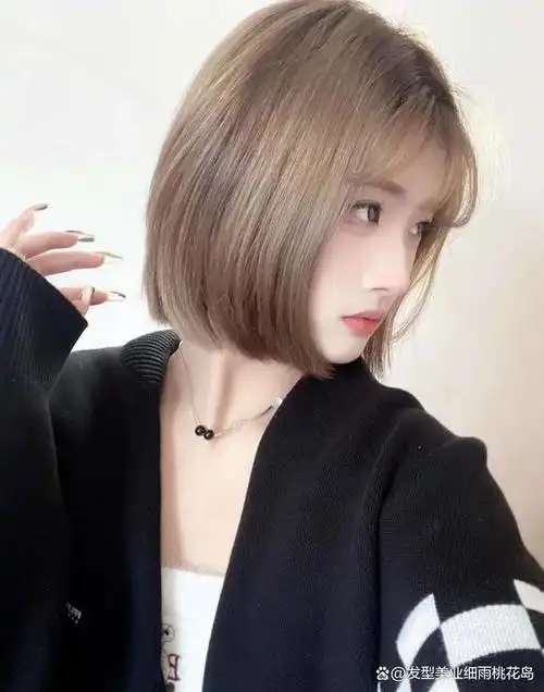 夏天剪一款这样的短发,真的好看又减龄,非常简约又百搭的漫画短发给人