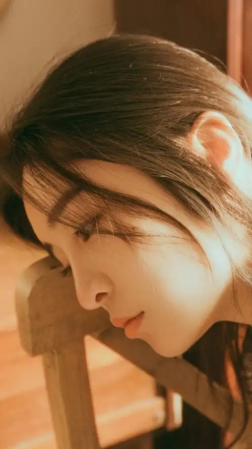 文艺气质美女居家写真图片手机壁纸