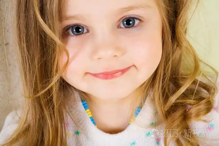 蓝眼睛的金发美女