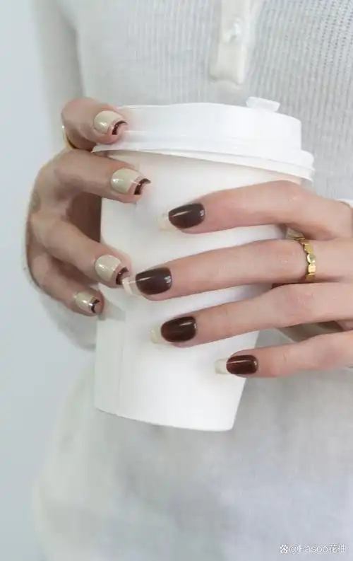 美甲ins小众短款简约的搭配一直都深受广大小仙女们的喜爱,是一个特别