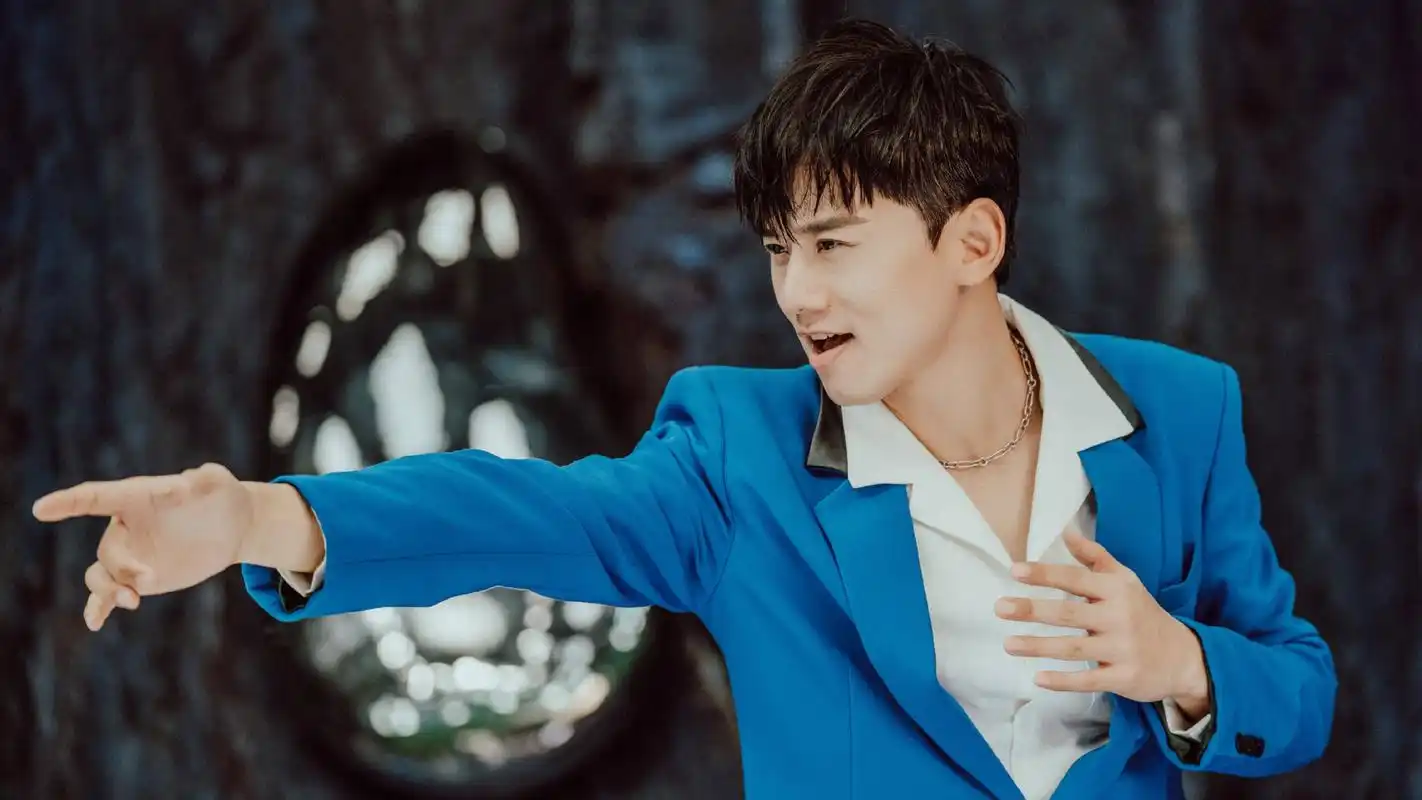 歌手张杰,天籁之音,感心动耳,来看舞台照和写真照吧