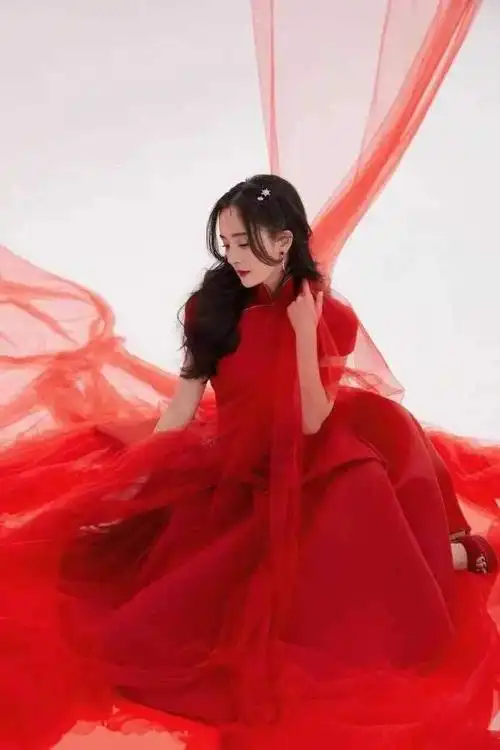 张韶涵上央视春晚太美了穿红色抹胸裙配毛衣端庄大气又喜庆