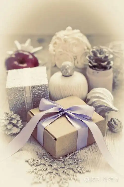 超现实主义圣诞作文与礼品盒与缎带弓材料装饰圣诞玩具颠簸.