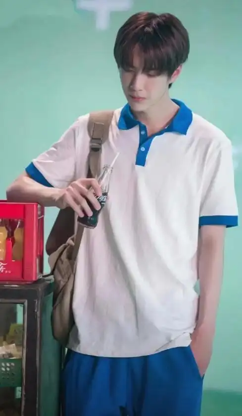 李易峰身穿蓝白校服出席活动,校草气质展露无遗,网友:我有同款