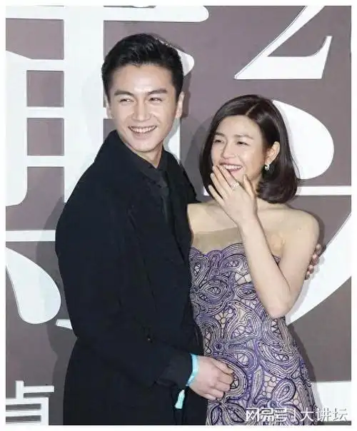 陈妍希超强气场穿抹胸裙放asmr老公陈晓玩呆像小跟班超吸睛