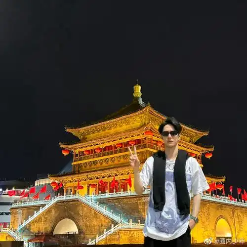 王一博晒自己旅游打卡图,之后粉丝们带着比耶的一博去各地旅游了!