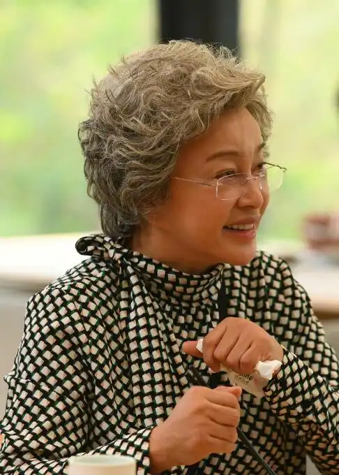 作为曾经红极一时的老一辈女演员,刘晓庆好像一直都在身体力行地证明