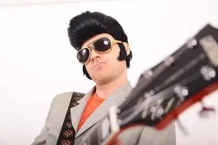 猫王普雷斯利弹吉他照片