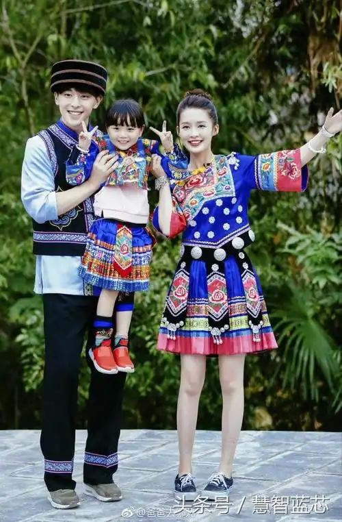 李沁一家三口谁呀(黄景瑜李沁一家三口拍摄)-天晟网