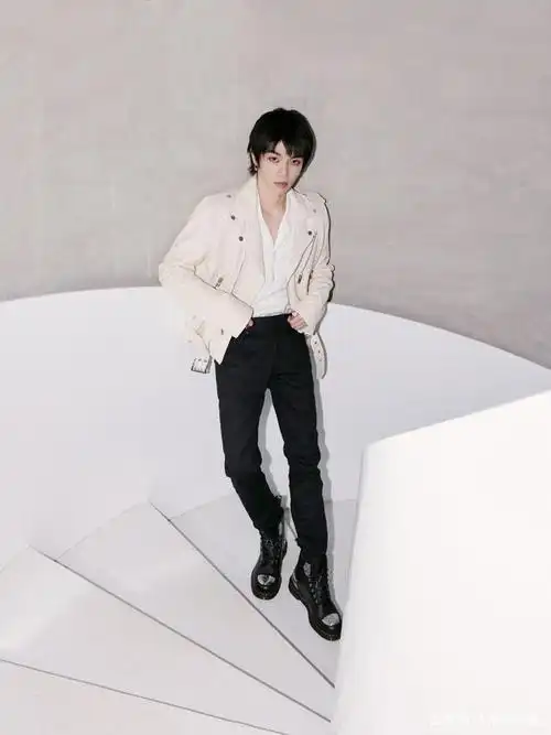 华晨宇巴黎欧莱雅律动代言人,直播间里可可爱爱