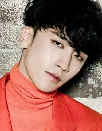 李胜贤的健康肤色,是一款减龄时尚的韩国男生短发设计.