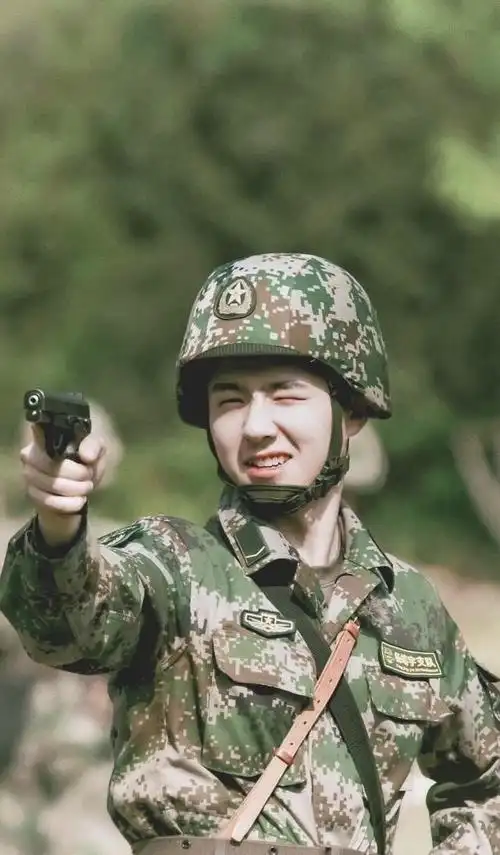 刘昊然军训近况让我们一起走进明星的校园生活