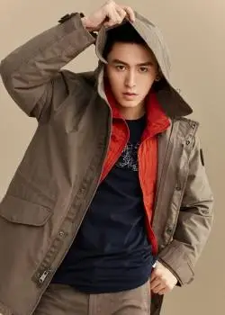 张哲瀚硬朗帅气时尚杂志写真大片