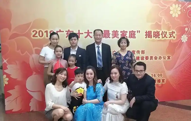 郑源14岁开演唱会,靠一首歌获上亿身家,29岁成最年轻音乐教授_彩铃