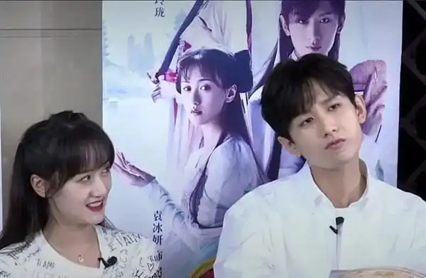 成毅离开古装滤镜直播下暴露真实颜值袁冰妍侧脸比蓝盈莹还虐